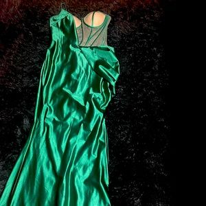 Selling size 6 Emerald green prom dress